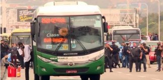 Passageiros são feitos reféns durante sequestro a ônibus na Ponte Rio-Niterói