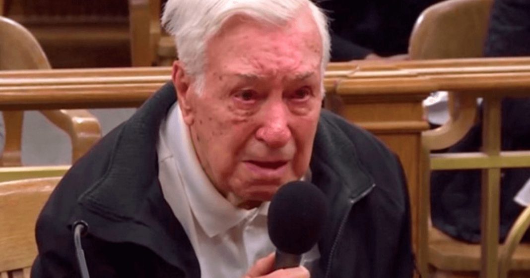 Juíz perdoa multa de idoso de 96 anos que levava filho para tratar câncer