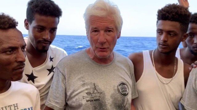 portalraizes.com - Richard Gere leva comida a navio humanitário no Mediterrâneo