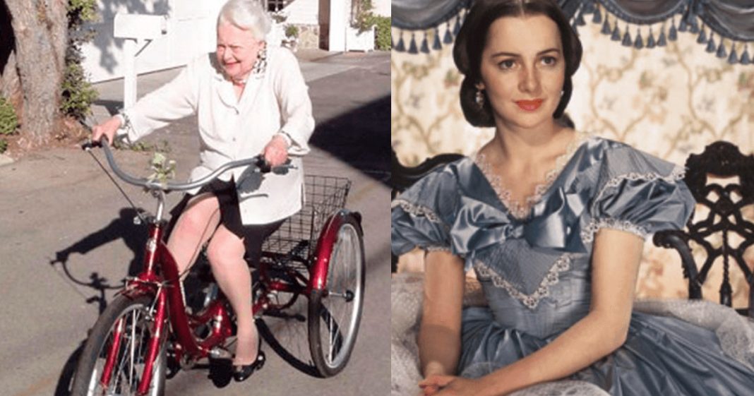 “E o Vento Levou”: atriz faz 103 anos e posa andando de bicicleta
