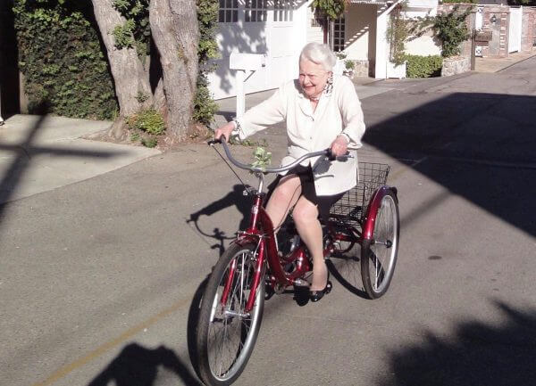 portalraizes.com - “E o Vento Levou”: atriz faz 103 anos e posa andando de bicicleta