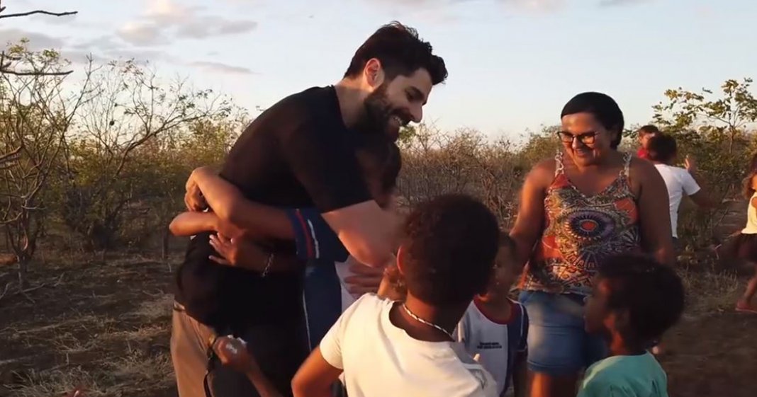 DJ Alok faz a diferença no sertão da Bahia ajudando pessoas carentes