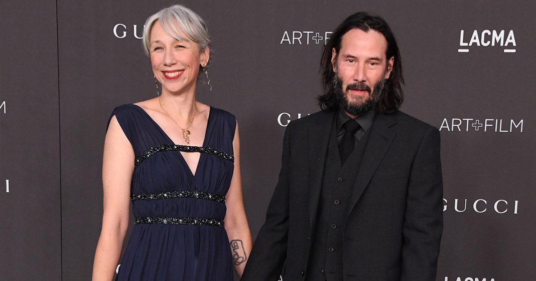 Keanu Reeves acaba com 20 anos de solteirice e assume namoro