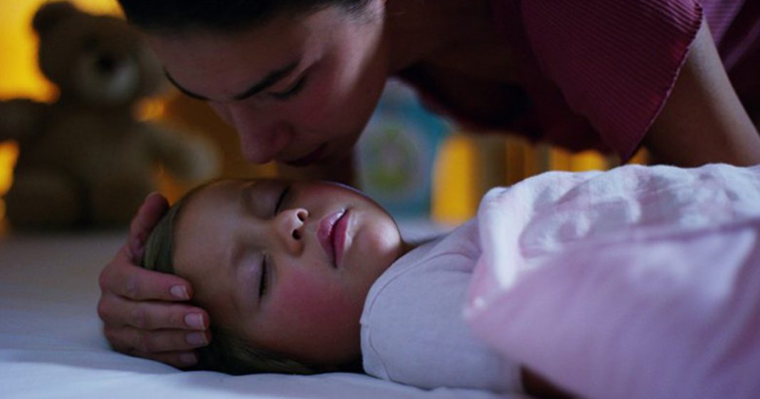 Deitar-se com seu filho na hora dele dormir não é um “mau hábito”
