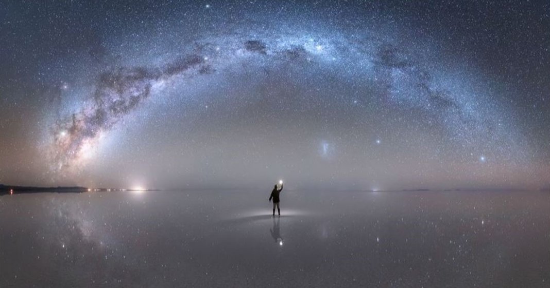 A espetacular imagem da Via Láctea refletida em deserto de sal que ganhou homenagem da Nasa