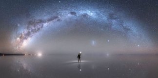 A espetacular imagem da Via Láctea refletida em deserto de sal que ganhou homenagem da Nasa