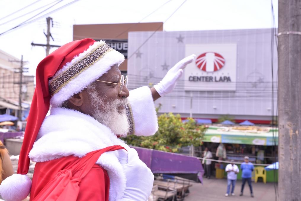 portalraizes.com - ‘É da minha cor’: Menina se emociona ao ver Papai Noel negro em shopping