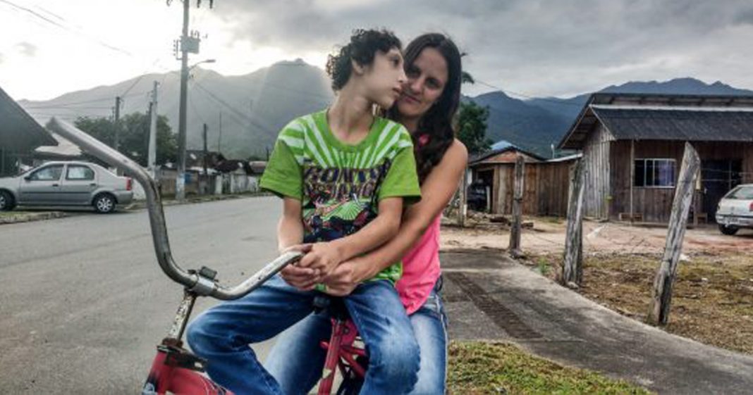 Mãe pedala 5 horas por dia para acalmar o filho autista