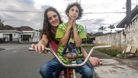 portalraizes.com - Mãe pedala 5 horas por dia para acalmar o filho autista