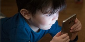 A idade adequada para dar um celular para a criança é aos 12 e sem internet