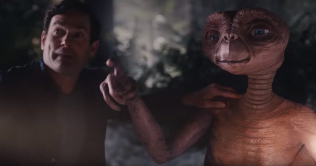 Elliott e E.T. se reencontram 37 anos depois em emocionante comercial