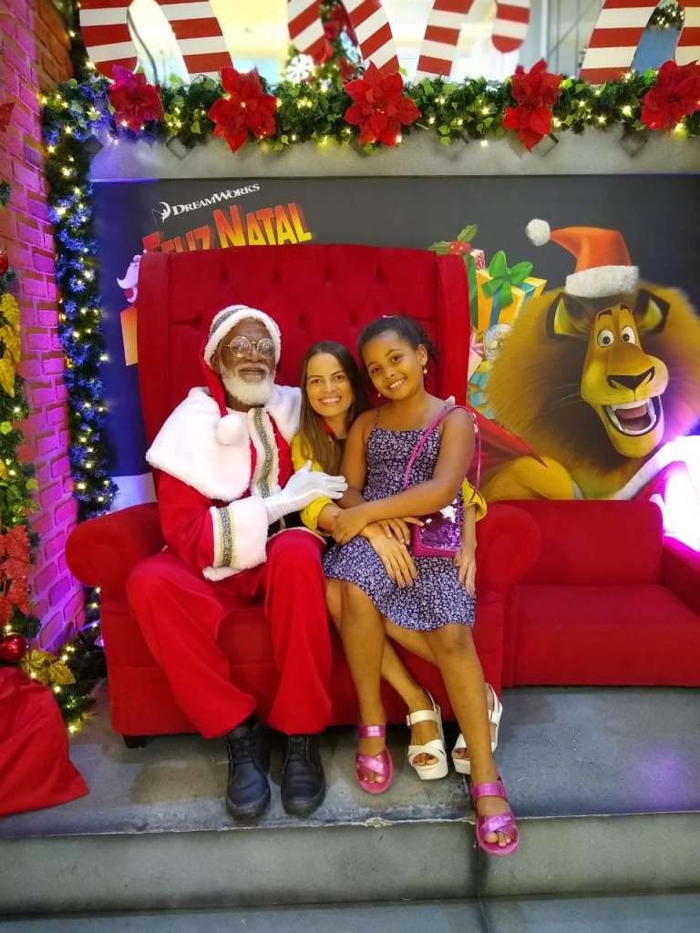 portalraizes.com - ‘É da minha cor’: Menina se emociona ao ver Papai Noel negro em shopping