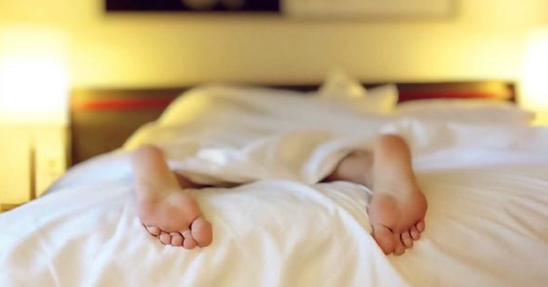 Você dorme com os pés descobertos? Isto é ótimo, diz cientista