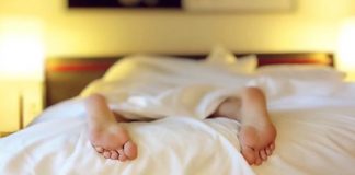 Você dorme com os pés descobertos? Isto é ótimo, diz cientista
