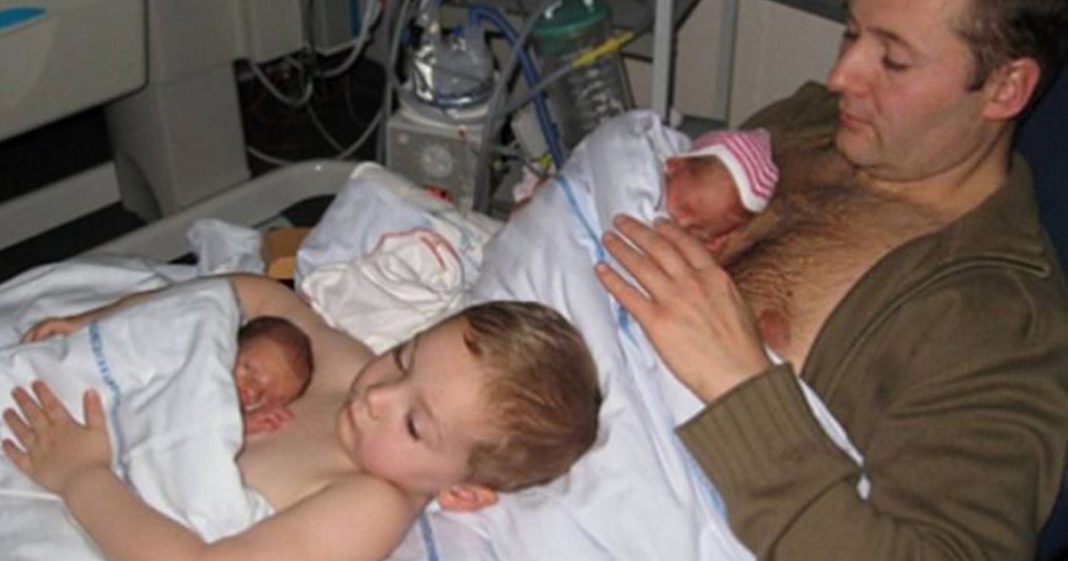 Menino ajuda o pai a ser ‘encubadora’ para os irmãos gêmeos prematuros