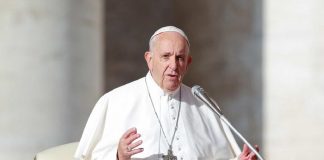 Papa fala sobre a violência contra as mulheres e pede desculpa por ter agredido uma