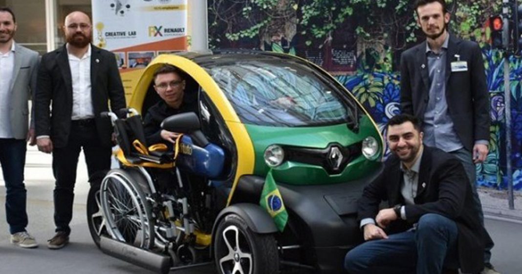 Estudantes brasileiros criam carro elétrico para cadeirantes e ganham prêmio na França