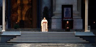 Papa reza só e concede indulgência plenária por pandemia de coronavírus