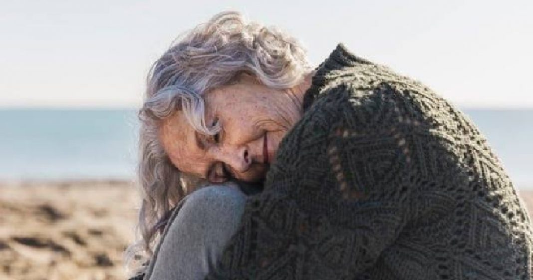 Tratar idoso feito criança causa impactos físicos sociais e emocionais