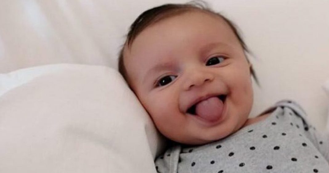O sorriso vitorioso de um bebê que lutou contra o coronavírus por 50 dias e o venceu