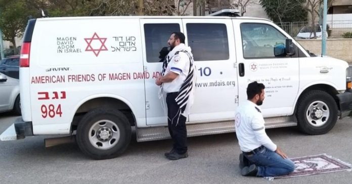 avraham-mintz-judeu-e-zoher-abu-jama-muculmano-rezam-juntos-em-meio-a-pandemia-do-coronavirus-1585307611075_v2_900x506