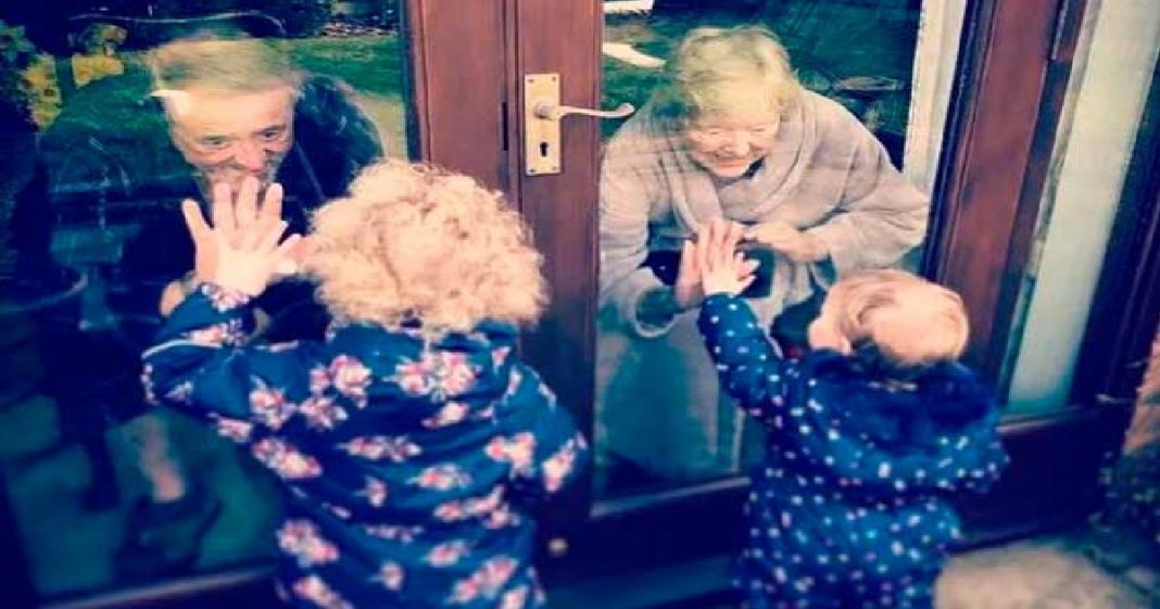 Emocionante: Crianças reencontram bisavós através da porta de vidro