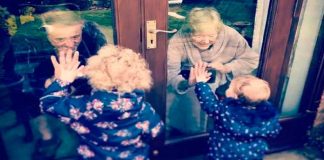 Emocionante: Crianças reencontram bisavós através da porta de vidro