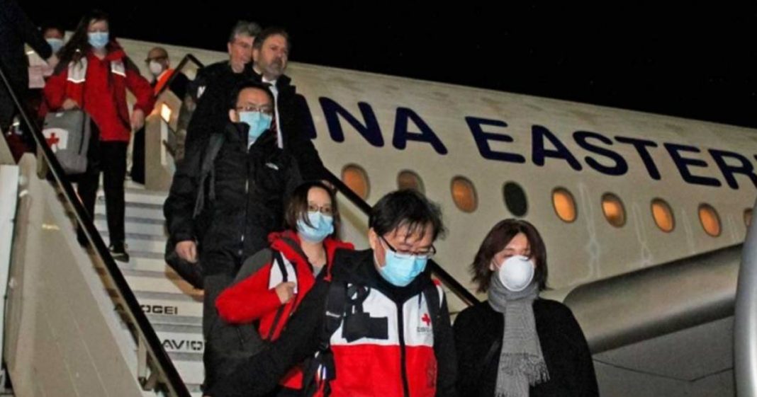 Especialistas em saúde chineses chegam com toneladas de suprimentos para ajudar a Itália