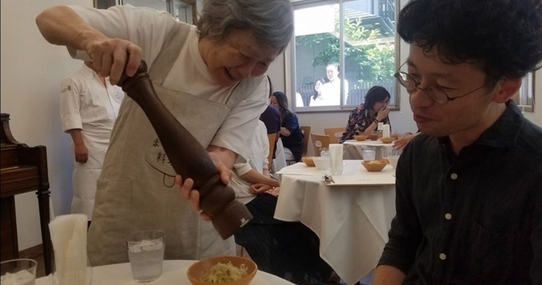 O ‘Restaurante dos Pedidos Errados’ só contrata pessoas com demência e isso é muito maravilhoso