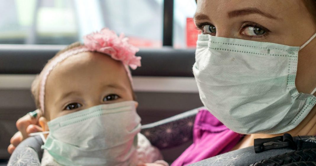 Pediatras alertam: Crianças menores de 2 anos não devem usar máscara contra Covid-19