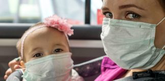 Pediatras alertam: Crianças menores de 2 anos não devem usar máscara contra Covid-19
