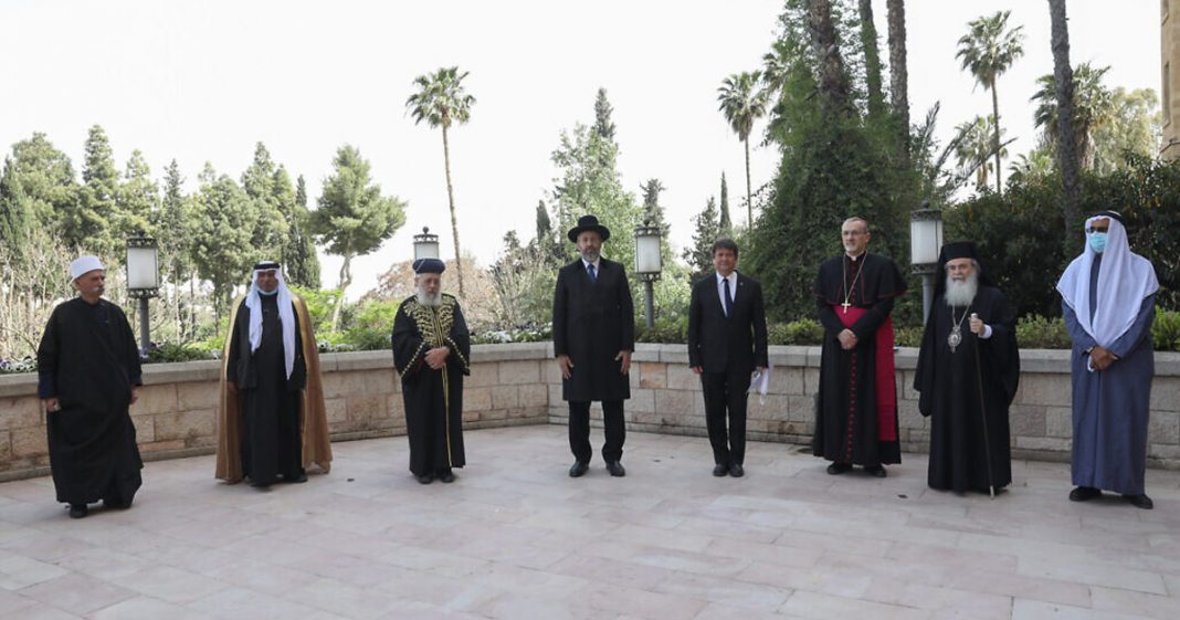 Judeus, cristãos e muçulmanos se unem em oração pela primeira vez em Jerusalém