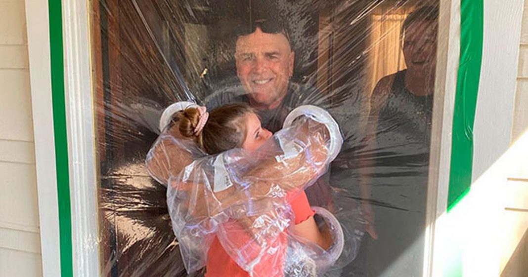 Garota de 10 anos criou cortina de plástico para abraçar avós na quarentena