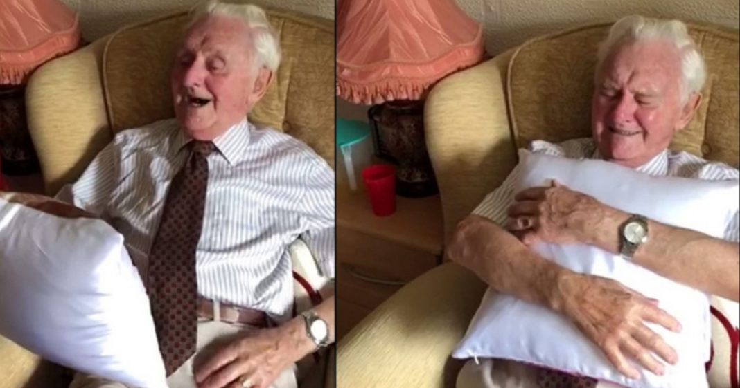 Idoso de 94 anos chora de emoção ao ganhar almofada com foto da esposa falecida