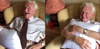 Idoso de 94 anos chora de emoção ao ganhar almofada com foto da esposa falecida