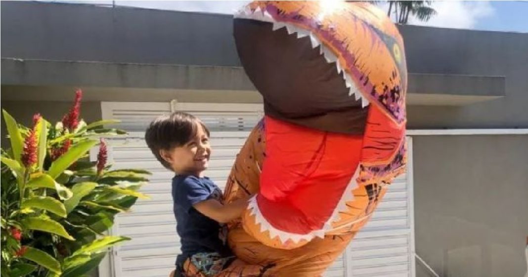 Emocionante: médico se fantasia de dinossauro para poder abraçar o filho