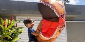 Emocionante: médico se fantasia de dinossauro para poder abraçar o filho