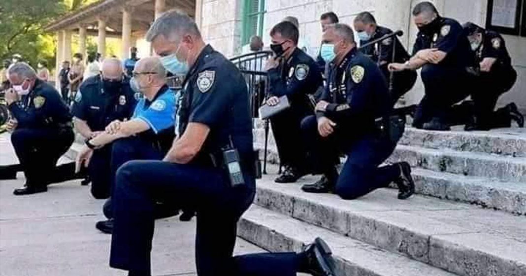 Emocionante pedido de perdão: policiais se ajoelham e rezam com manifestantes