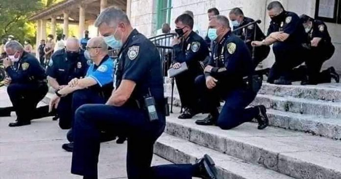 policiais se ajoelham (1)