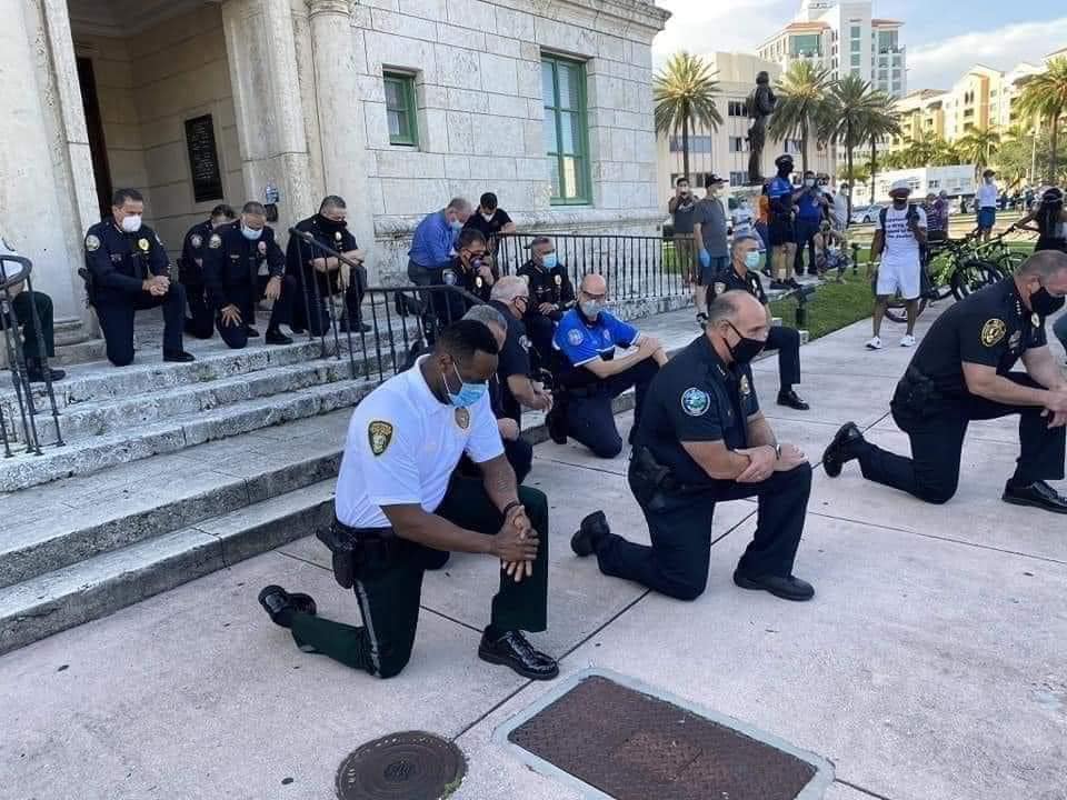 portalraizes.com - Emocionante pedido de perdão: policiais se ajoelham e rezam com manifestantes