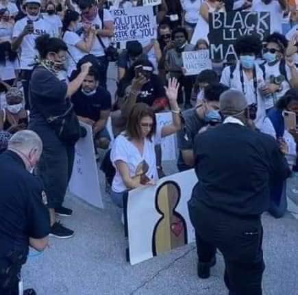 portalraizes.com - Emocionante pedido de perdão: policiais se ajoelham e rezam com manifestantes