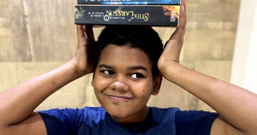 Garoto de 12 anos, que ama livros, ganha 800 mil seguidores após ataques racistas