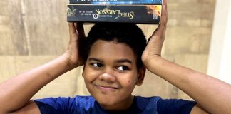 Garoto de 12 anos, que ama livros, ganha 800 mil seguidores após ataques racistas