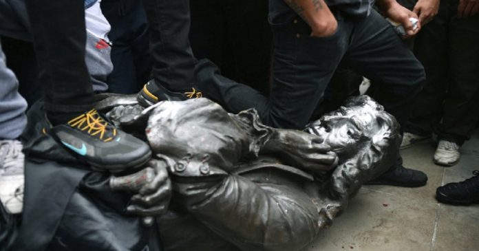 estátua de escravocrata caiu