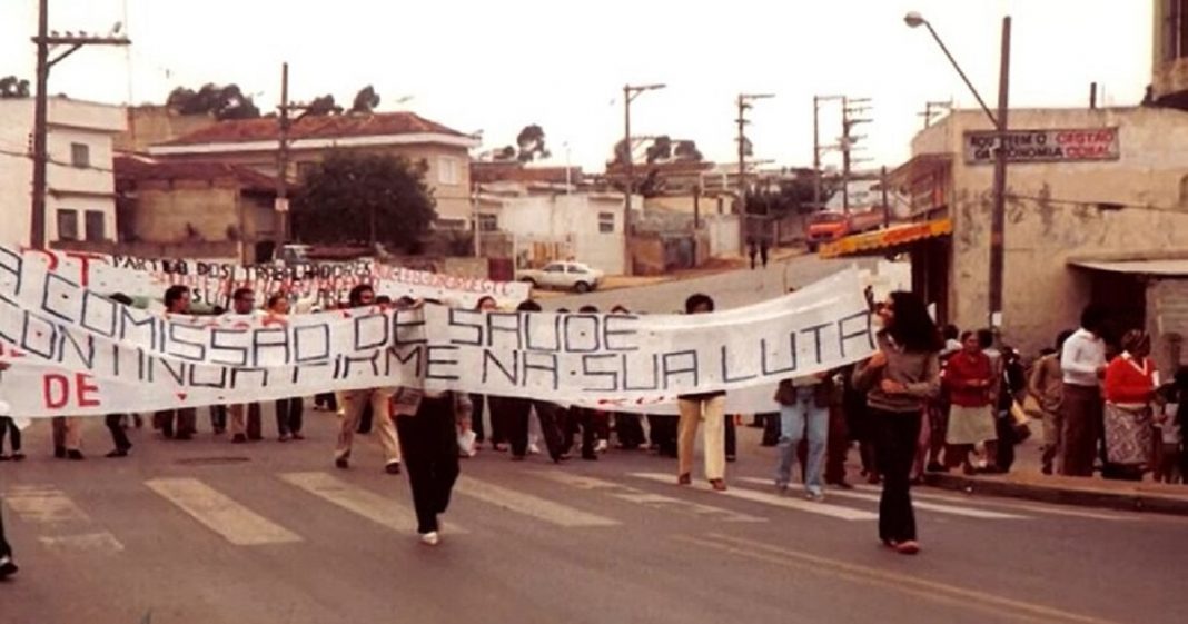 A luta dos médicos e donas de casa pela implantação do SUS