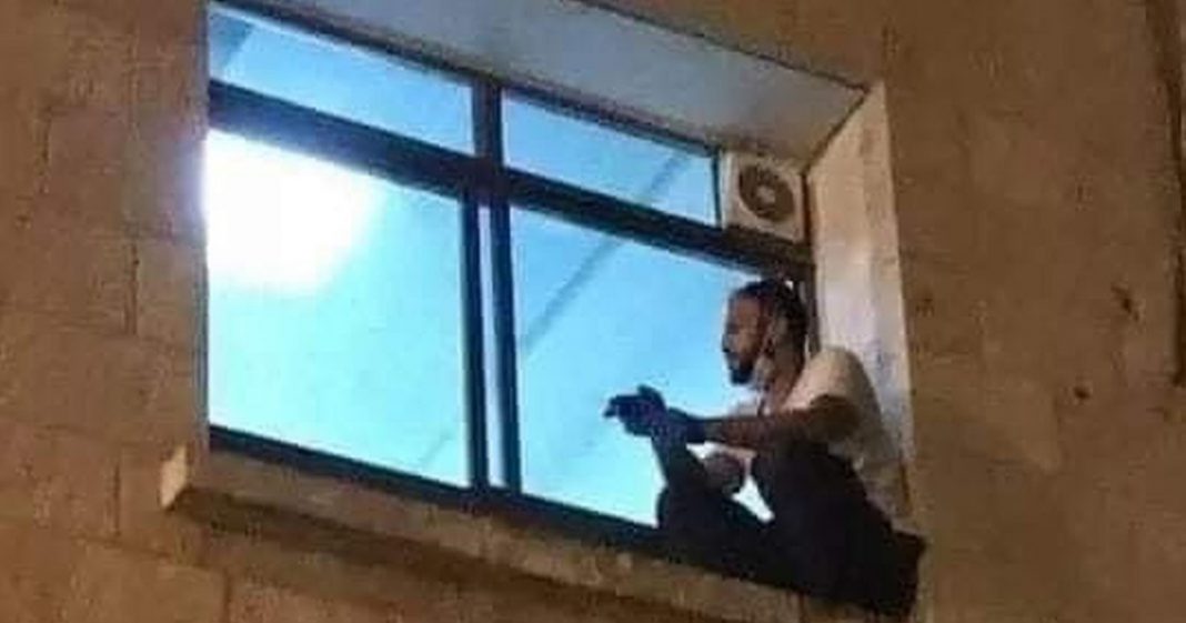 Filho escala parede do hospital até janela e se despede da mãe internada por coronavírus
