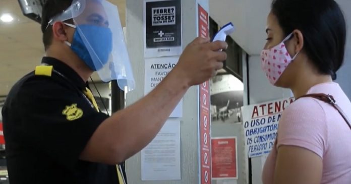 Comercio faz checagem da temperatura em clientes. Foto de vídeo reportagem ND notícias