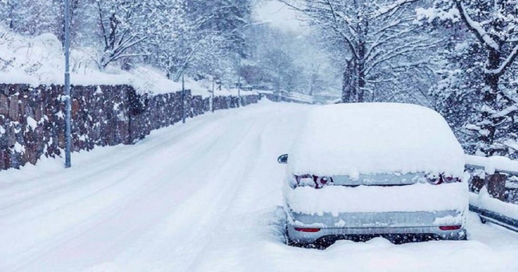 Vídeos mostram a incrível frente fria histórica com neve no Brasil