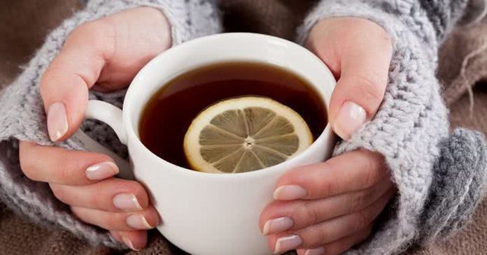 imagem-de-maos-femininas-com-agasalho-segurando-xicara-de-cha