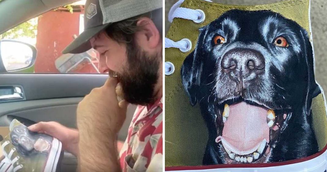 Jovem chora ao ganhar tênis com o retrato de seu cachorro falecido